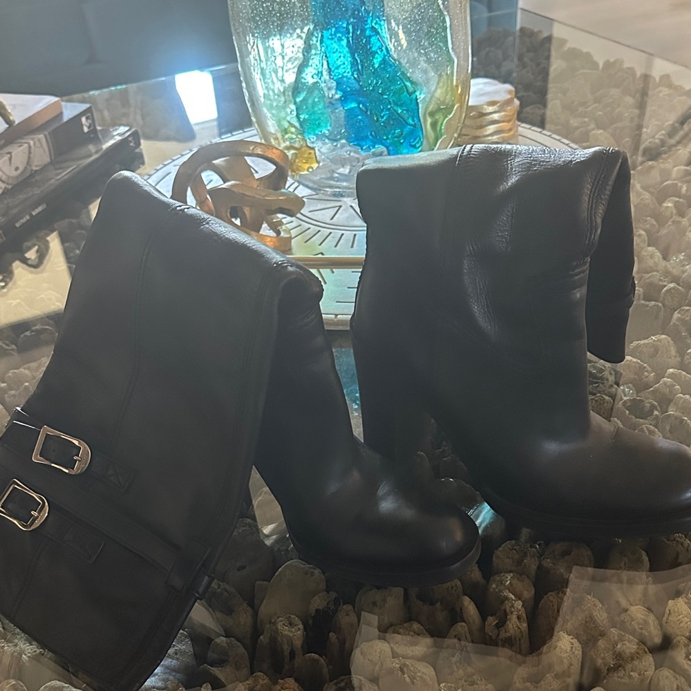 100% authentic Gucci Black Leather Buckle Boots